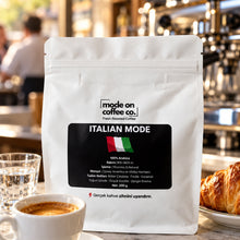 Görseli Galeri görüntüleyiciye yükleyin, Italian Mode ile hazırlanmış espresso ve kruvasan, mermer bar tezgâhında