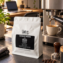 Görseli Galeri görüntüleyiciye yükleyin, Genius Mode kahve, espresso makinesinde demlenmiş espresso ile