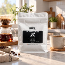 Görseli Galeri görüntüleyiciye yükleyin, Morning Mode filtre kahve V60 ile demlenmiş, mutfak tezgâhında