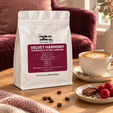 Görseli Galeri görüntüleyiciye yükleyin, Velvet Harmony – Filtre ve Espresso Harmanı – koltuk yanında flat white – Mode On Coffee Co.