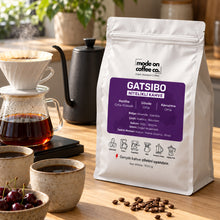 Görseli Galeri görüntüleyiciye yükleyin, Gatsibo Rwanda Nitelikli Filtre Kahve – 1 kg paket ile V60 demleme – Mode On Coffee Co.
