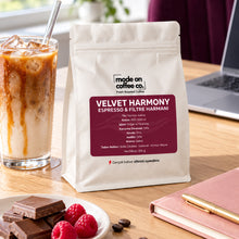 Görseli Galeri görüntüleyiciye yükleyin, Velvet Harmony – Filtre ve Espresso Harmanı – çalışma masasında buzlu latte – Mode On Coffee Co.