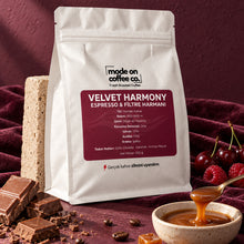 Görseli Galeri görüntüleyiciye yükleyin, Velvet Harmony – Filtre ve Espresso Harmanı – sütlü çikolata, karamel ve kırmızı meyvelerle kahve paketi – Mode On Coffee Co.