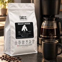 Görseli Galeri görüntüleyiciye yükleyin, Beast Mode – Yoğun Filtre ve Espresso Harmanı – 1 kg paket ile filtre kahve makinesi ve kupa – Mode On Coffee Co.