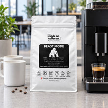 Görseli Galeri görüntüleyiciye yükleyin, Beast Mode – Yoğun Filtre ve Espresso Harmanı – 1 kg paket ile tam otomatik kahve makinesinde espresso – Mode On Coffee Co.