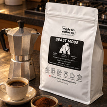 Görseli Galeri görüntüleyiciye yükleyin, Beast Mode – Yoğun Filtre ve Espresso Harmanı – 1 kg paket ile moka pot ve kahve fincanı – Mode On Coffee Co.