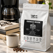 Görseli Galeri görüntüleyiciye yükleyin, Genius Mode – Guatemala Filtre ve Espresso Kahve – 1 kg paket ile filtre kahve makinesi ve kupa – Mode On Coffee Co.