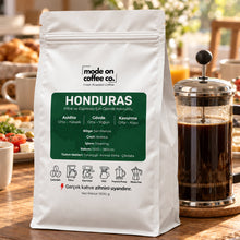 Görseli Galeri görüntüleyiciye yükleyin, Honduras San Marcos – Filtre ve Espresso Kahve – 1 kg paket ile kahvaltı masasında French press – Mode On Coffee Co.