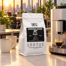 Görseli Galeri görüntüleyiciye yükleyin, Morning Mode – Etiyopya Filtre ve Espresso Kahve – 1 kg paket ile güneşli ofiste espresso makinesinde espresso – Mode On Coffee Co.