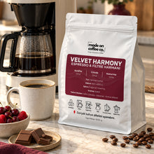 Görseli Galeri görüntüleyiciye yükleyin, Velvet Harmony – Filtre ve Espresso Harmanı – 1 kg paket ile filtre kahve makinesi ve kupa – Mode On Coffee Co.