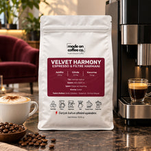 Görseli Galeri görüntüleyiciye yükleyin, Velvet Harmony – Filtre ve Espresso Harmanı – 1 kg paket ile espresso makinesinde espresso – Mode On Coffee Co.