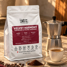 Görseli Galeri görüntüleyiciye yükleyin, Velvet Harmony – Filtre ve Espresso Harmanı – 1 kg paket ile moka pot ve kahve fincanı – Mode On Coffee Co.