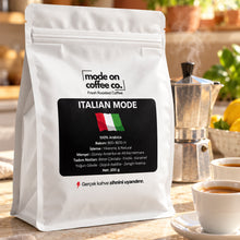 Görseli Galeri görüntüleyiciye yükleyin, Italian Mode kahve, güneşli mutfakta moka pot ile demlenmiş
