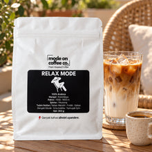 Görseli Galeri görüntüleyiciye yükleyin, Relax Mode ile hazırlanmış buzlu latte, güneşli terasta
