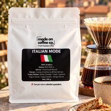 Görseli Galeri görüntüleyiciye yükleyin, Italian Mode kahve, kiremit çatılara bakan pencere kenarında V60 ile demlenmiş
