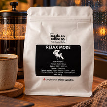 Görseli Galeri görüntüleyiciye yükleyin, Relax Mode kahve, yağmurlu bir akşam French press ile demlenmiş
