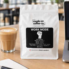 Görseli Galeri görüntüleyiciye yükleyin, Work Mode ile hazırlanmış flat white, çalışma masasında
