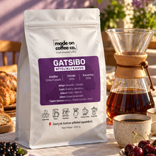 Görseli Galeri görüntüleyiciye yükleyin, Gatsibo Rwanda Nitelikli Filtre Kahve – 1 kg paket ile Chemex demleme – Mode On Coffee Co.
