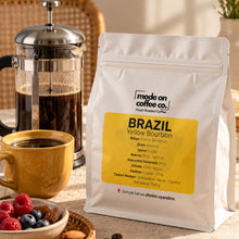 Görseli Galeri görüntüleyiciye yükleyin, Brezilya Yellow Bourbon – Filtre ve Espresso Kahve – French press, kahve fincanı ve meyvelerle masada – Mode On Coffee Co.
