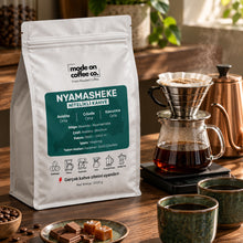 Görseli Galeri görüntüleyiciye yükleyin, Nyamasheke Rwanda Nitelikli Filtre Kahve – 1 kg paket ile V60 demleme – Mode On Coffee Co.
