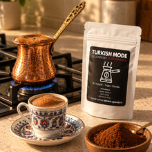 Görseli Galeri görüntüleyiciye yükleyin, Turkish Mode Türk Kahvesi 5'li Paket – 100 g paket ile bakır cezvede Türk kahvesi – Mode On Coffee Co.
