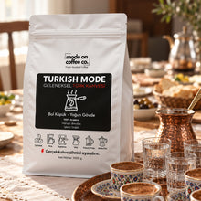 Görseli Galeri görüntüleyiciye yükleyin, Turkish Mode Türk Kahvesi – 1 kg paket ile Türk kahvesi sunumu – Mode On Coffee Co.
