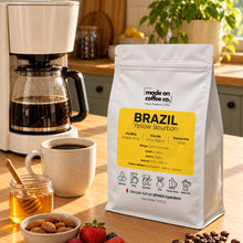Görseli Galeri görüntüleyiciye yükleyin, Brezilya Yellow Bourbon – Filtre ve Espresso Kahve – 1 kg paket ile filtre kahve makinesi ve kupa – Mode On Coffee Co.
