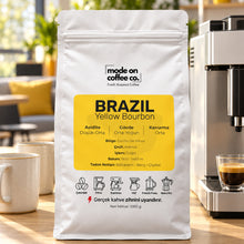 Görseli Galeri görüntüleyiciye yükleyin, Brezilya Yellow Bourbon – Filtre ve Espresso Kahve – 1 kg paket ile espresso makinesinde espresso – Mode On Coffee Co.
