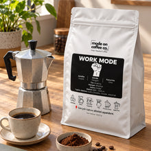 Görseli Galeri görüntüleyiciye yükleyin, Work Mode – Brezilya Filtre ve Espresso Kahve – 1 kg paket ile moka pot ve kahve fincanı – Mode On Coffee Co.
